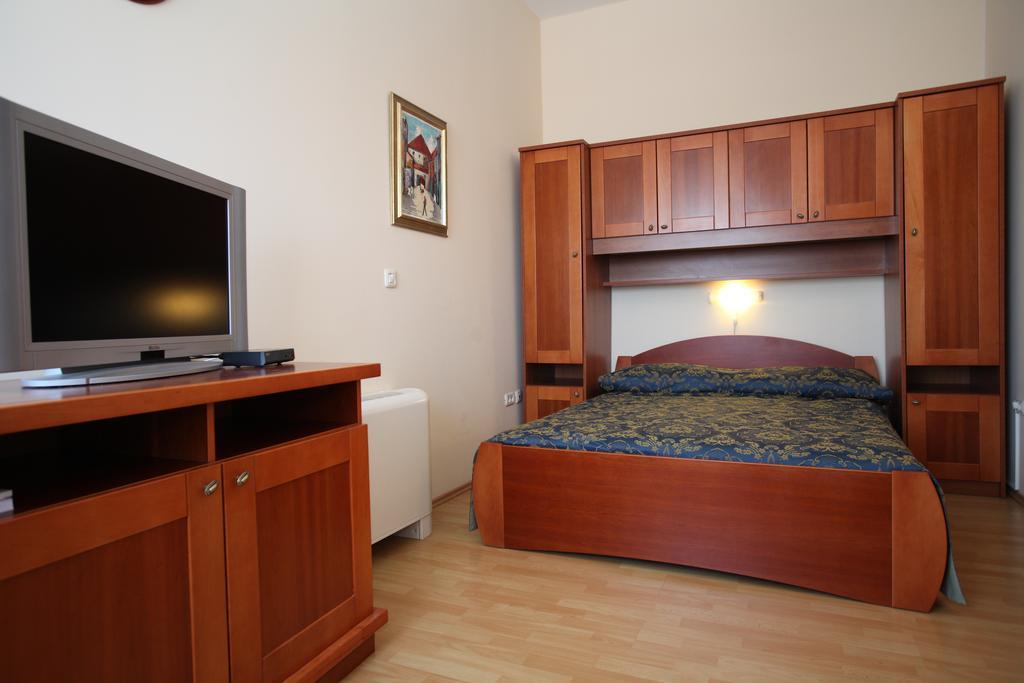 Studio Apartmani Bijeli Delfin Biograd Na Moru Room photo