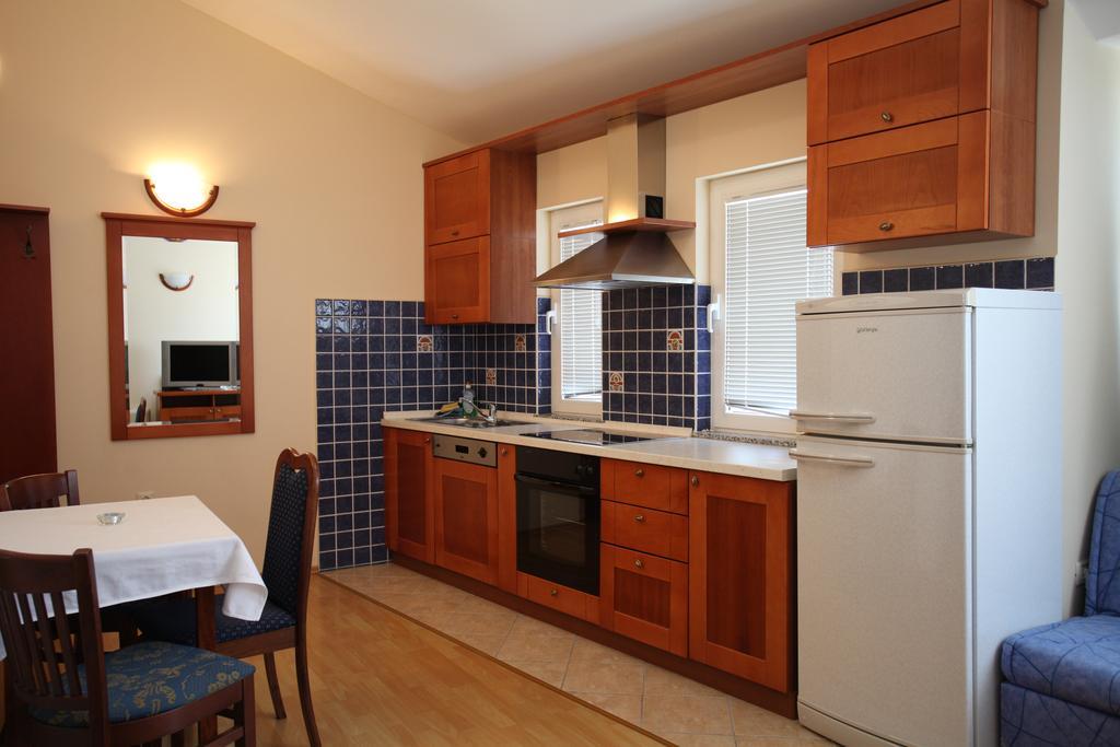 Studio Apartmani Bijeli Delfin Biograd Na Moru Room photo