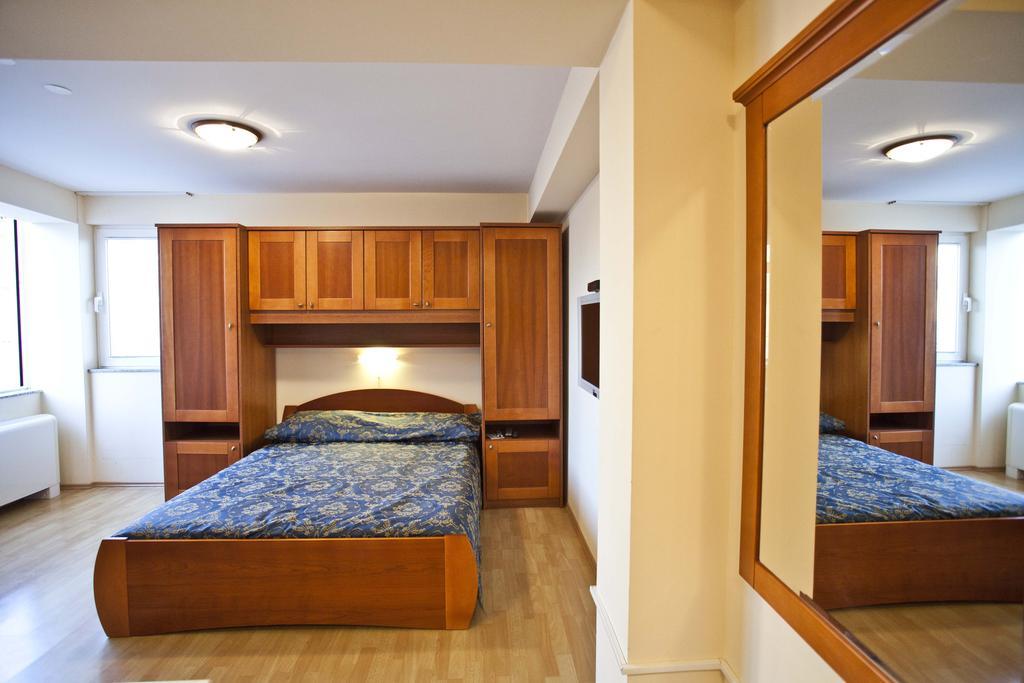 Studio Apartmani Bijeli Delfin Biograd Na Moru Room photo
