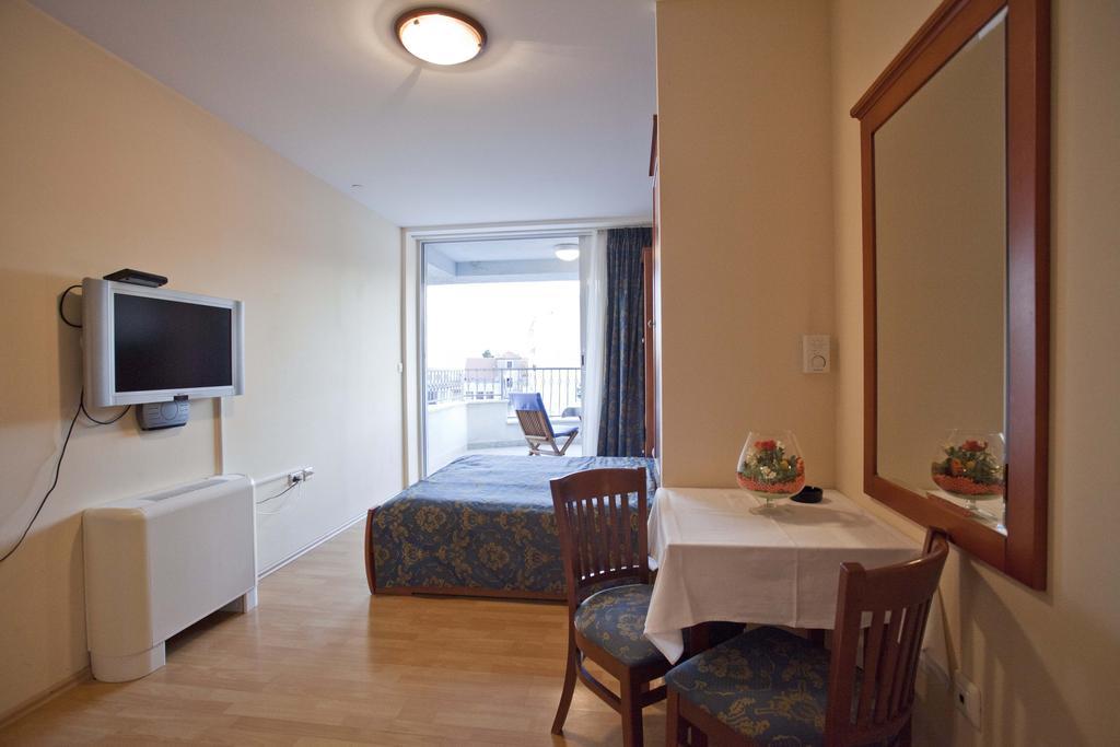 Studio Apartmani Bijeli Delfin Biograd Na Moru Room photo
